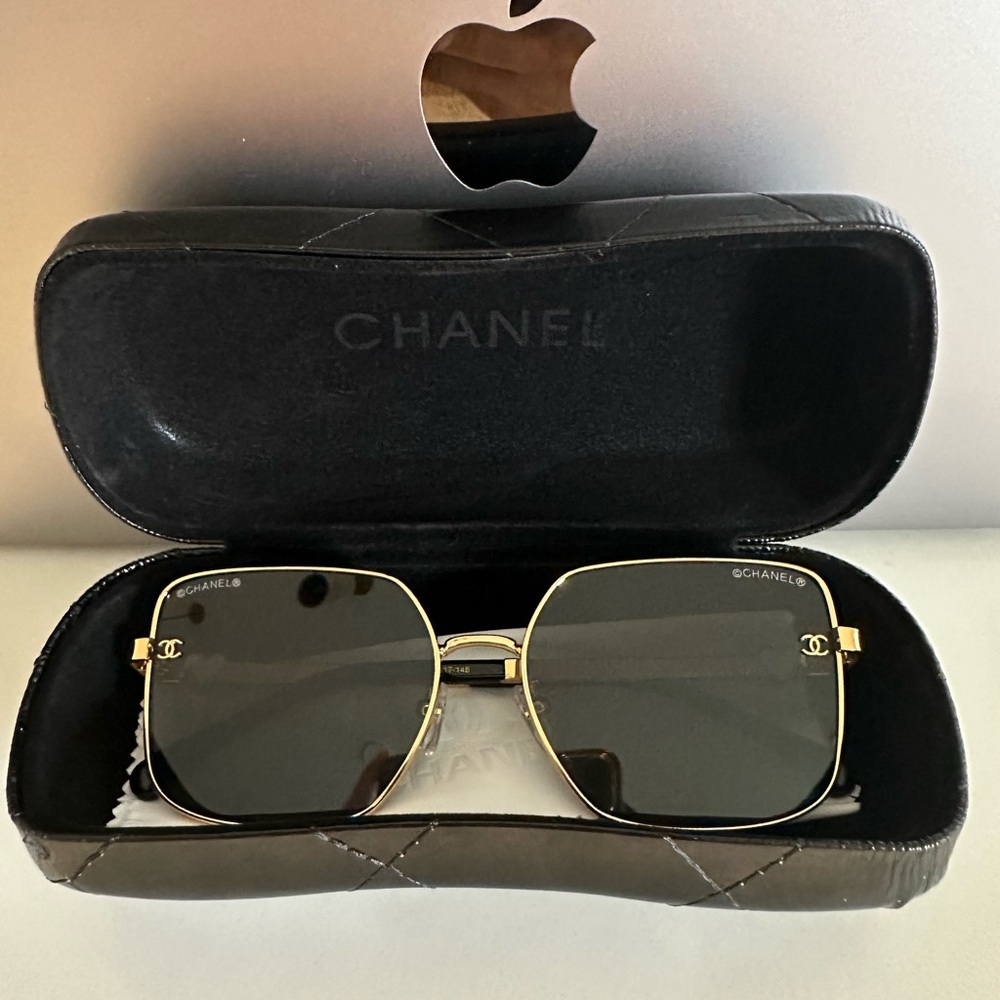 Chanel classic sunglasses for her Black and Golden frames w/case